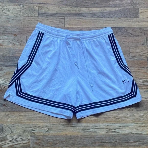 Nike Women’s Fly Crossover Basketball shorts XL - Picture 2 of 13